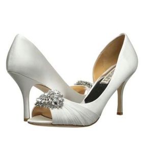 Badgley Mischka Ivory Pearson Heel Size 7.5 EUC!